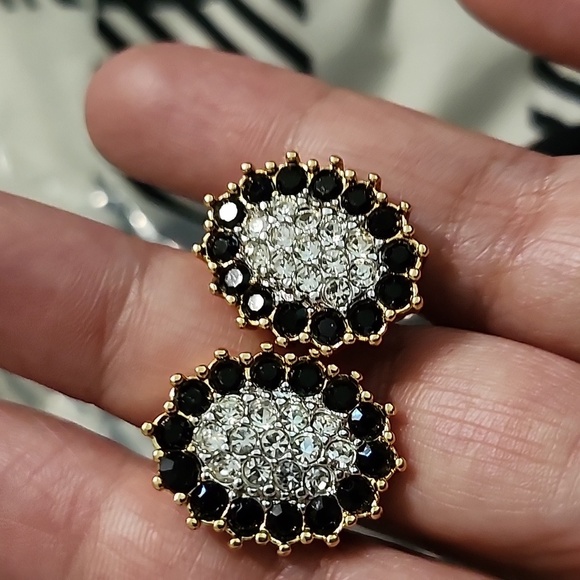 NINA RICCI - Golden metal clip on earrings black rhinestones - Picture 15 of 15